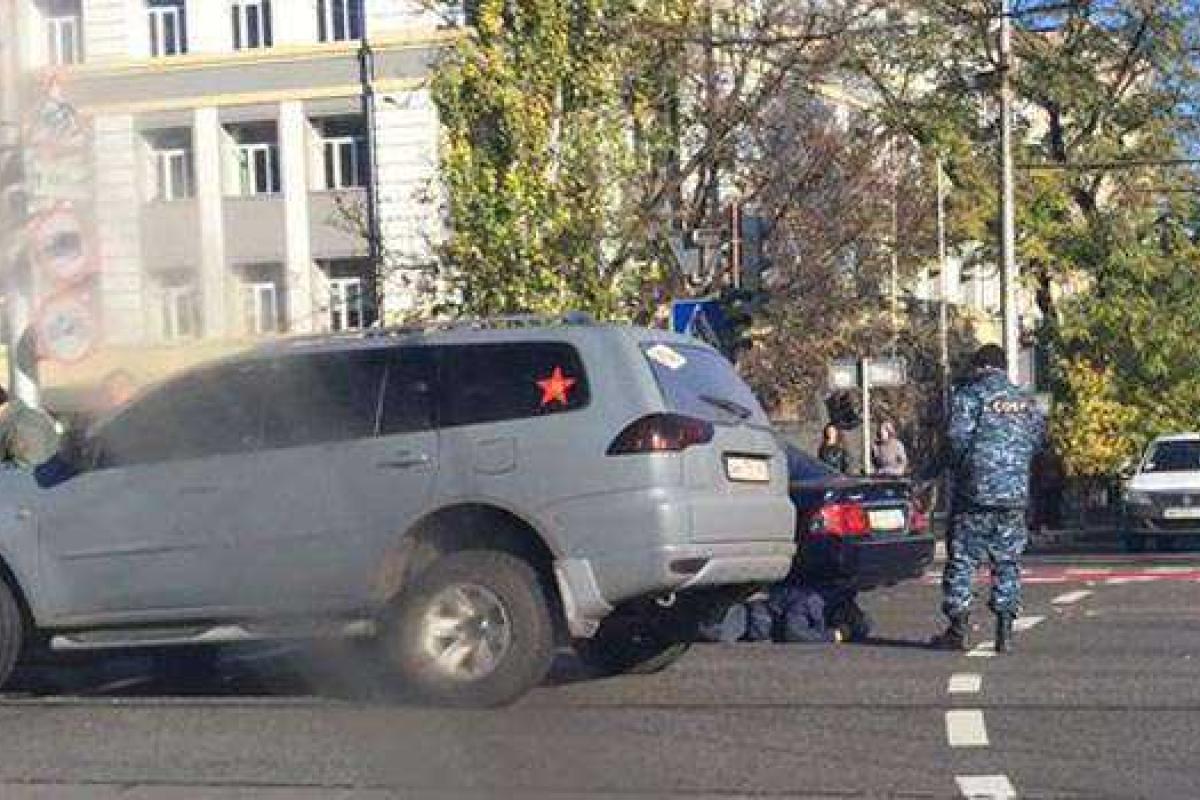 В Донецке боевики избили ногами участника ДТП В Донецке боевики избили ногами участника ДТП