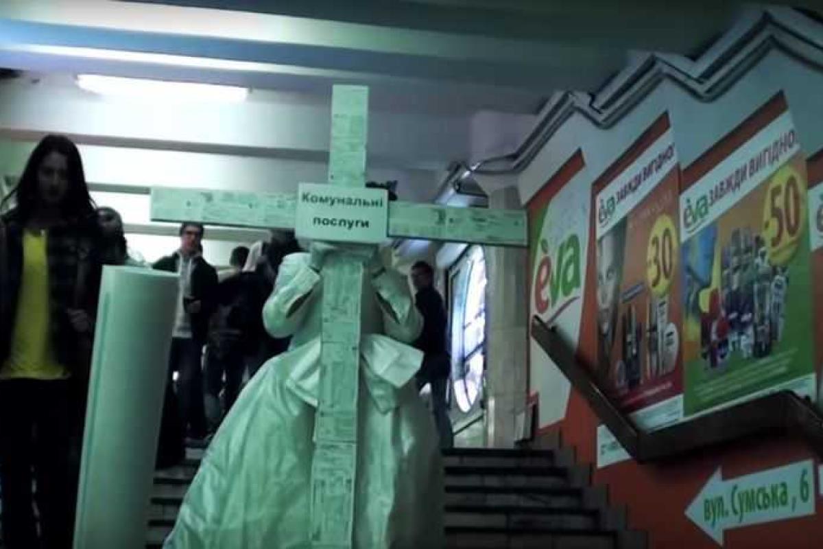 Жители Харькова в шоке: по городу гуляет девушка с крестом. Видео Жители Харькова в шоке: по городу гуляет девушка с крестом. Видео