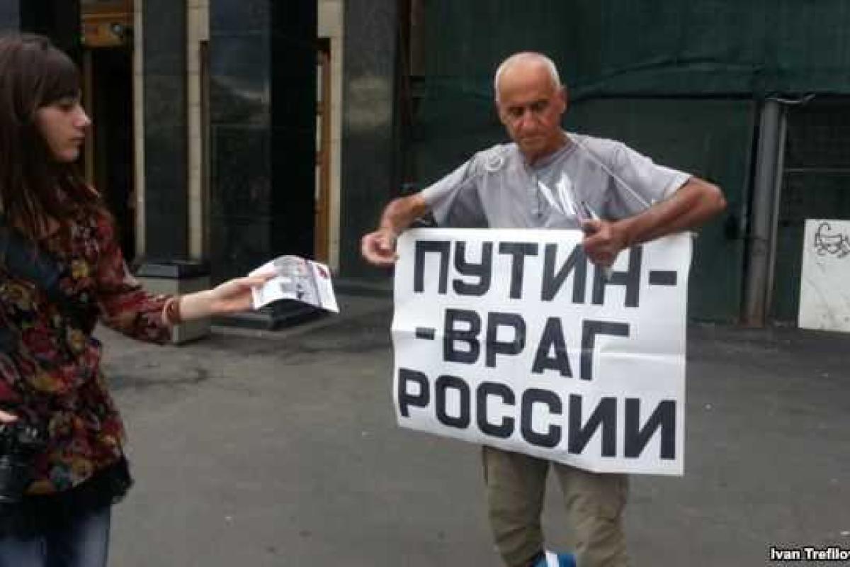 В Москве избили 75-летнего активиста за плакат - "Путин есть - ума не надо" В Москве избили 75-летнего активиста за плакат - "Путин есть - ума не надо"