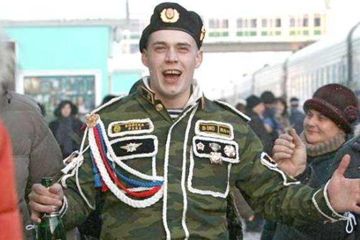 В России пьяные дембеля заставляли «жриц любви» делать то, что с ними делают «деды» в армии В России пьяные дембеля заставляли «жриц любви» делать то, что с ними делают «деды» в армии