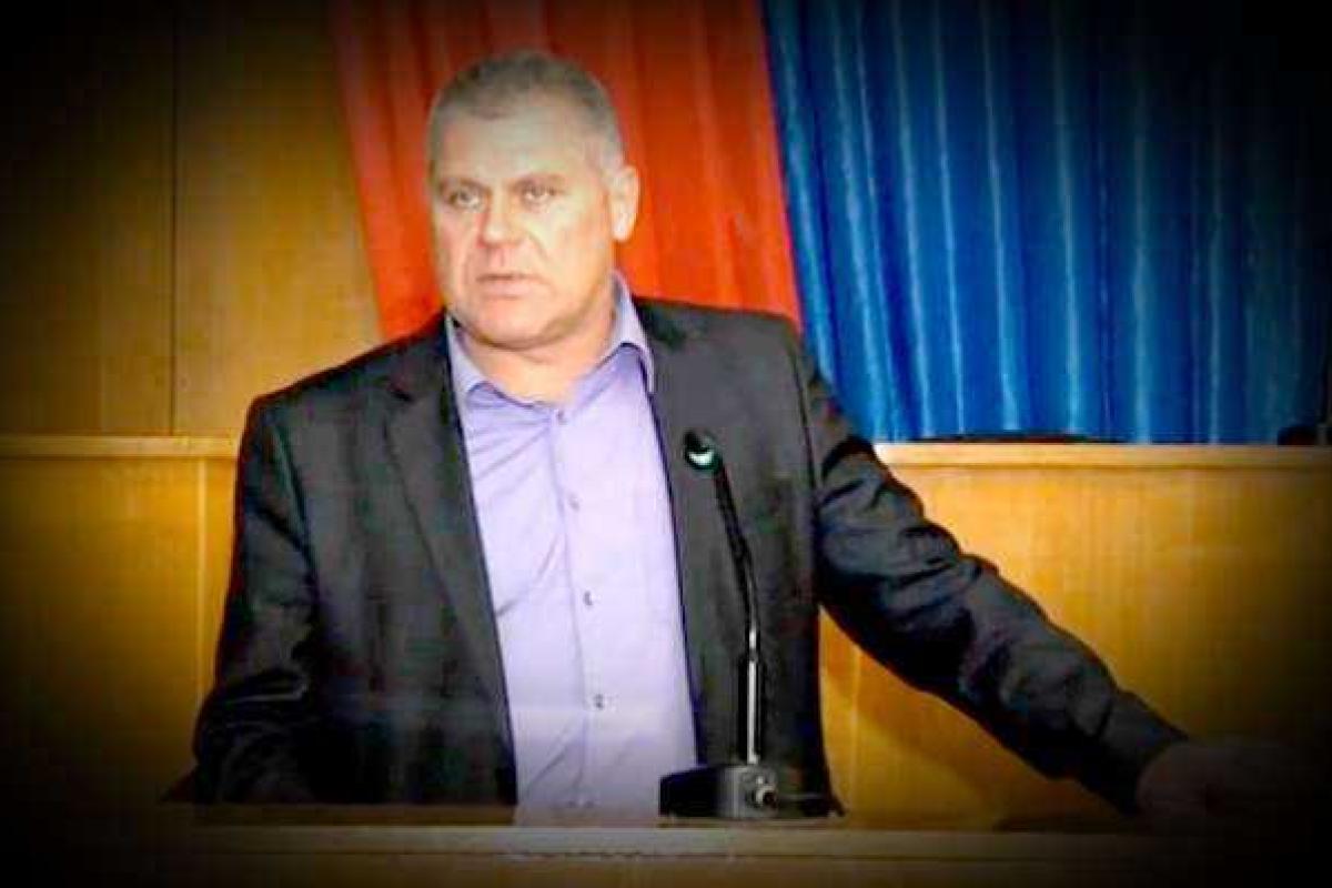 В Красном Луче "просят" предпринимателей ремонтировать дороги В Красном Луче "просят" предпринимателей ремонтировать дороги