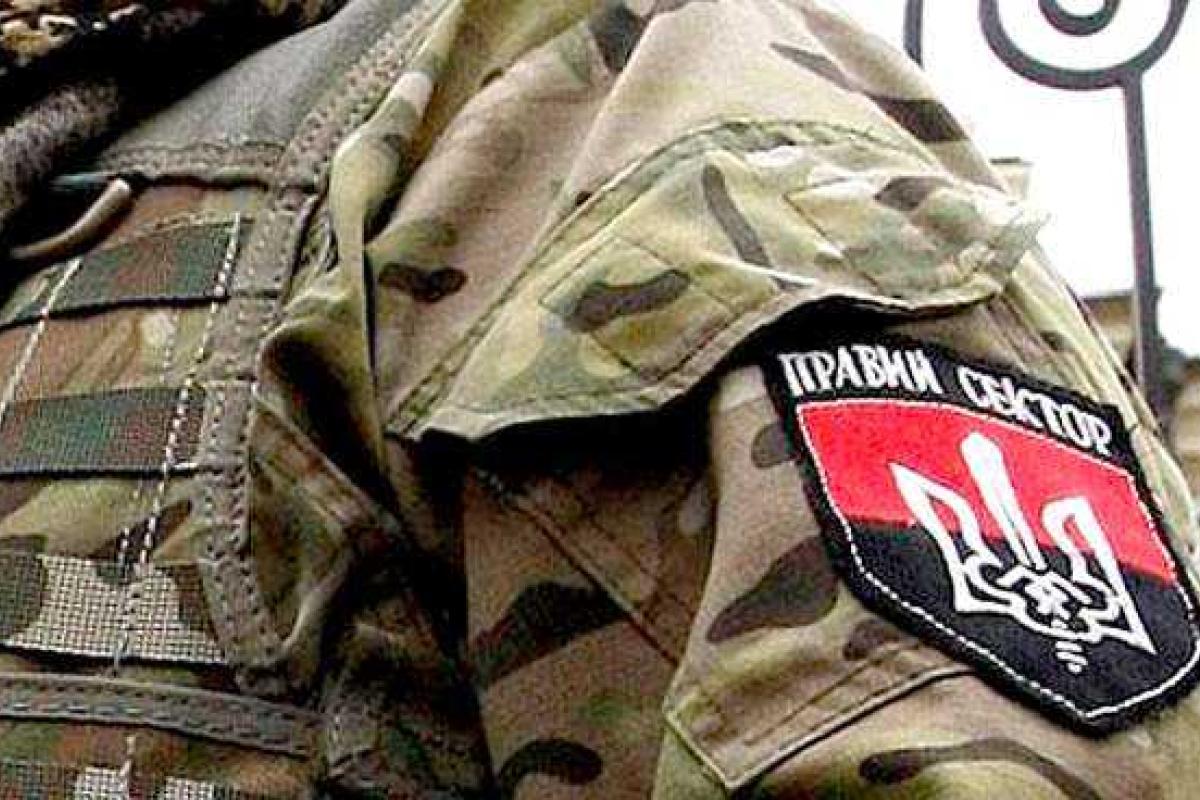 "Правый сектор" отправил на Донбасс 100 бойцов и 5 танков "Правый сектор" отправил на Донбасс 100 бойцов и 5 танков