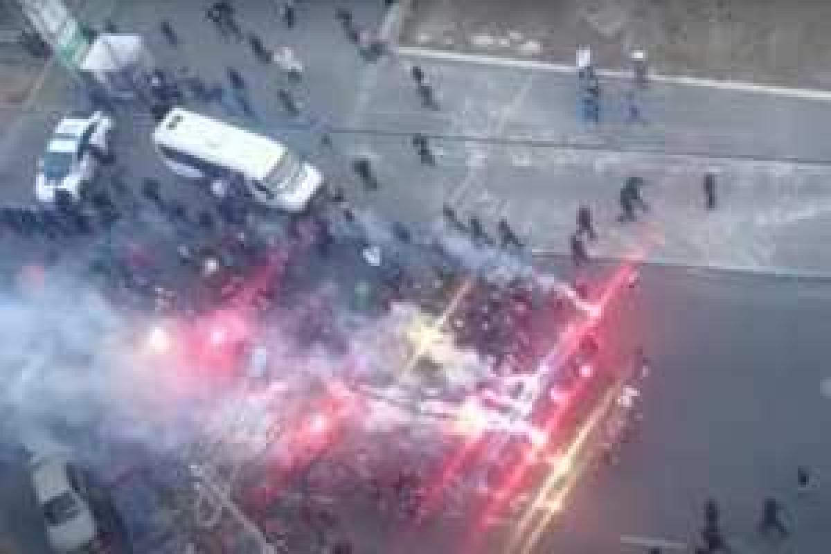 В Киеве "враждующие" фанаты объединились, и скандируют: "Донецк - это Украина"