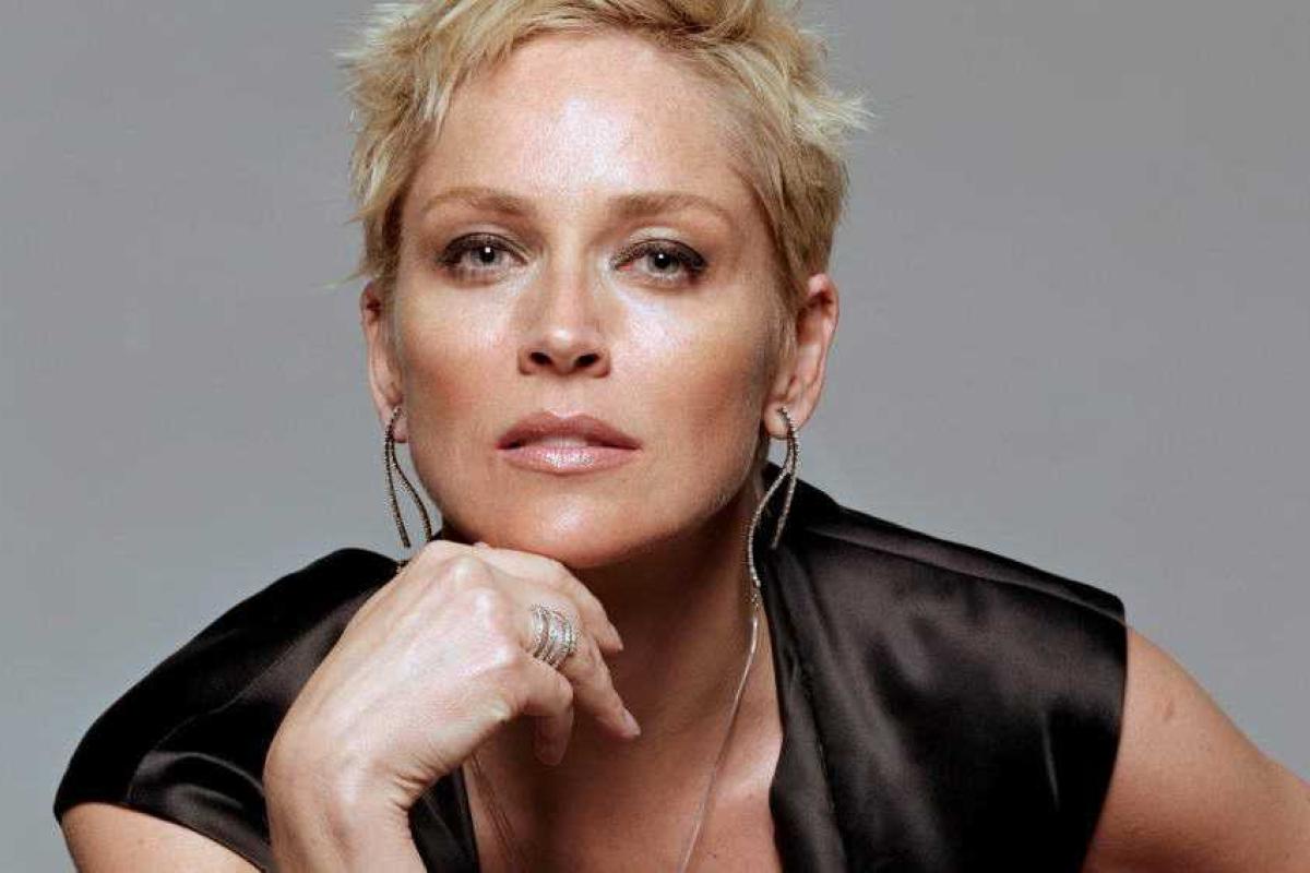 Шэрон Стоун показала свои красивые ножки