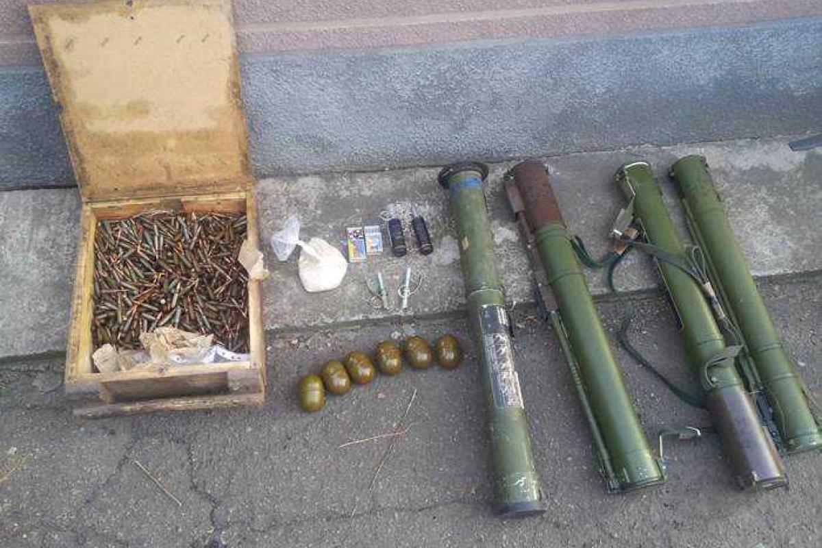 В Донецкой области сотрудники СБУ нашли тайник со взрывным устройством В Донецкой области сотрудники СБУ нашли тайник со взрывным устройством