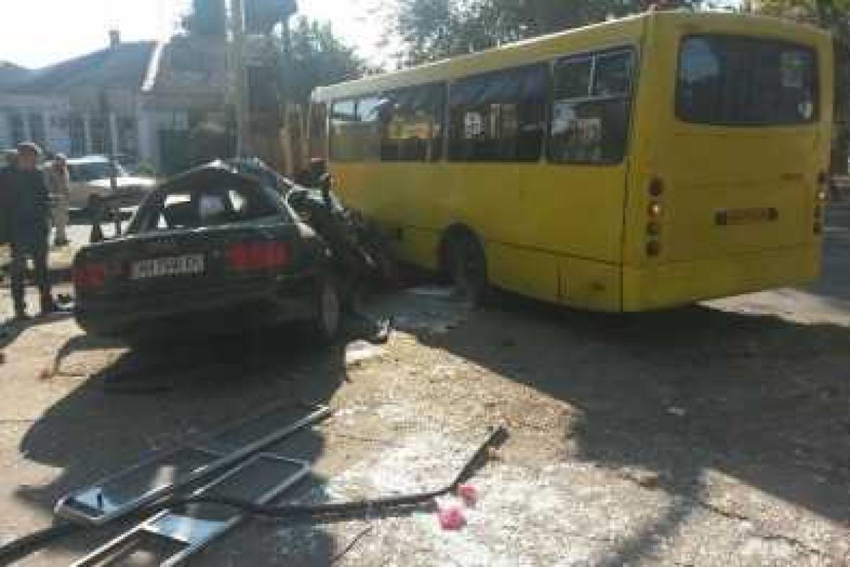 В Мариуполе автомобиль въехал в маршрутку, пострадало 8 человек В Мариуполе автомобиль въехал в маршрутку, пострадало 8 человек