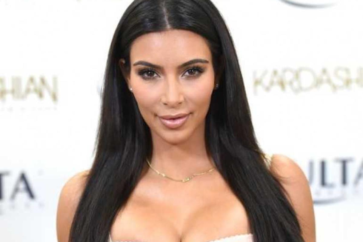 Знаменитая светская львица появилась на обложке Cosmopolitan Знаменитая светская львица появилась на обложке Cosmopolitan