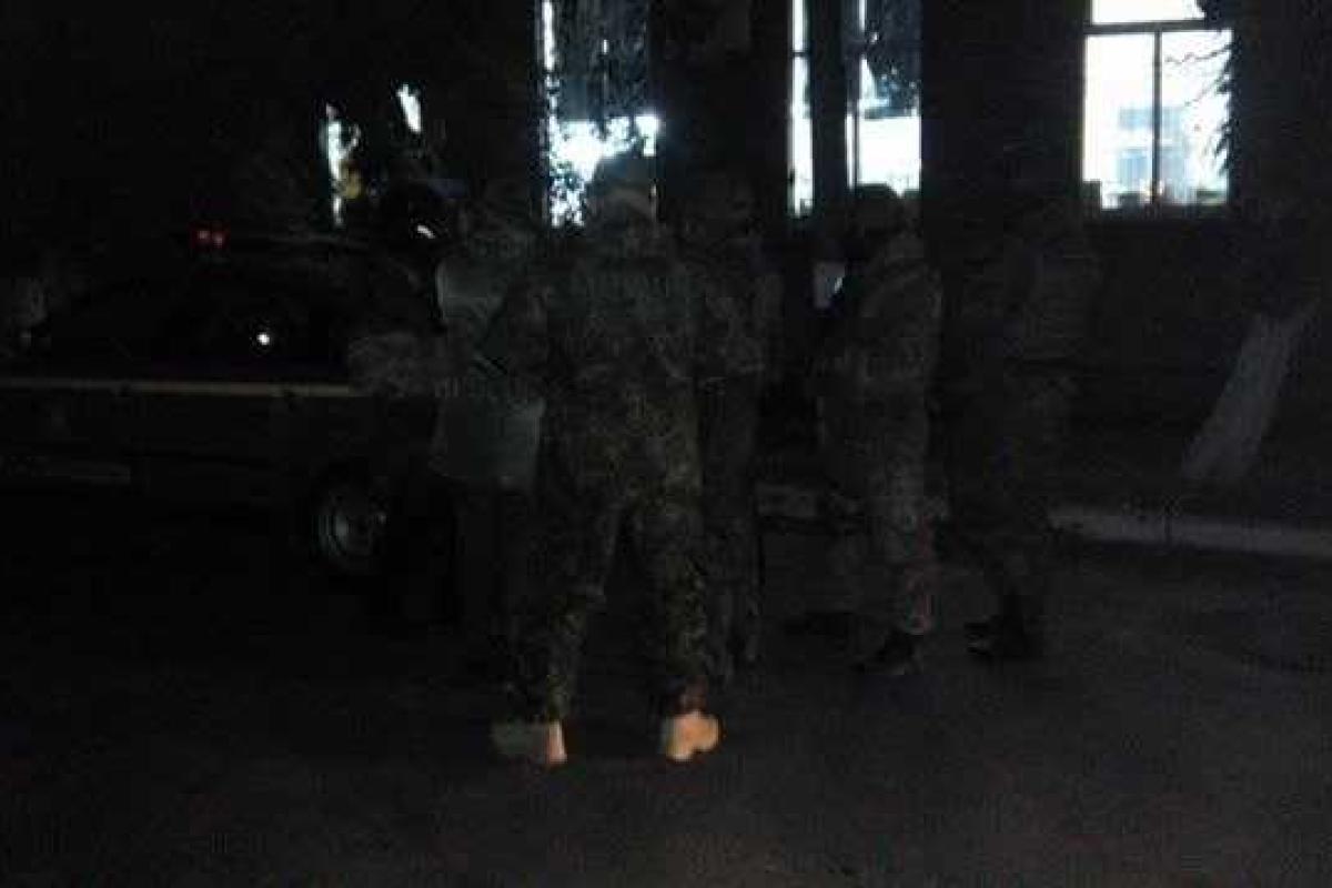 В Мариуполе активисты штурмуют типографию, - СМИ В Мариуполе активисты штурмуют типографию, - СМИ