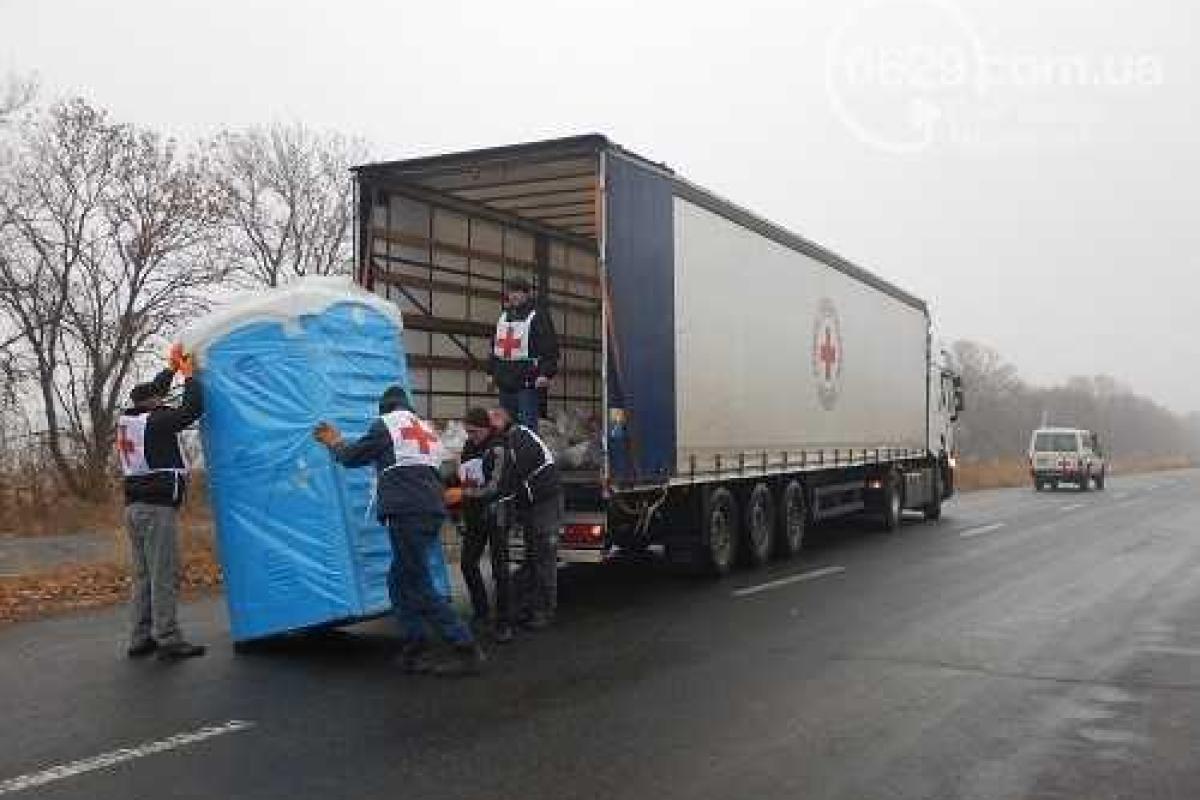 Вдоль трассы Мариуполь-Донецк установлены биотуалеты и предупредительные знаки, - СМИ