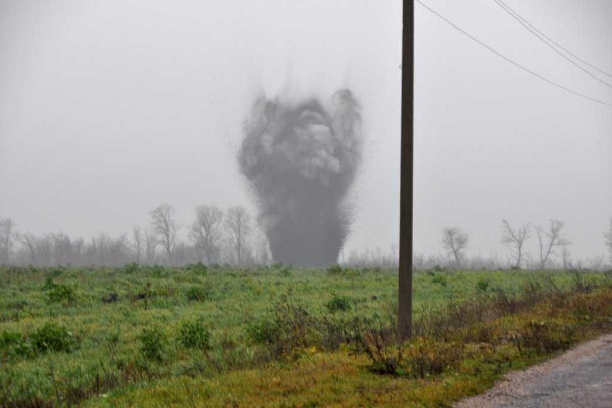 В Станично-Луганском районе "Фольксваген Т4" подорвался на "фугасе", есть погибшие В Станично-Луганском районе "Фольксваген Т4" подорвался на "фугасе", есть погибшие