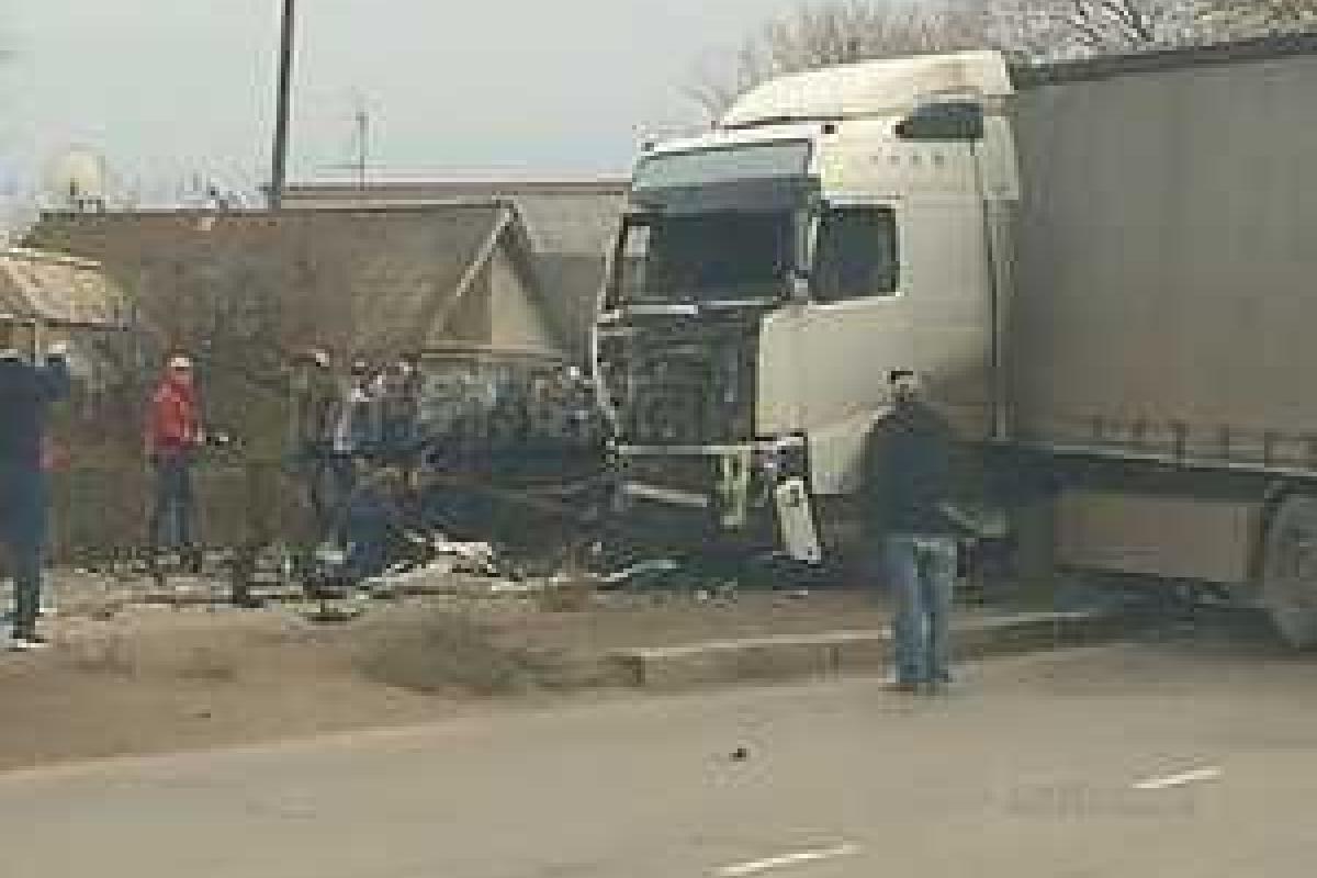 Момент аварии маршрутки и грузовика в Волгограде засняли на видео Момент аварии маршрутки и грузовика в Волгограде засняли на видео
