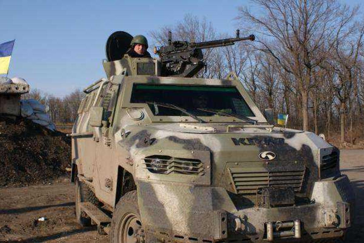 Снайпер боевиков "ДНР" открыл огонь по позициям контрольного поста "Марьинка" Снайпер боевиков "ДНР" открыл огонь по позициям контрольного поста "Марьинка"