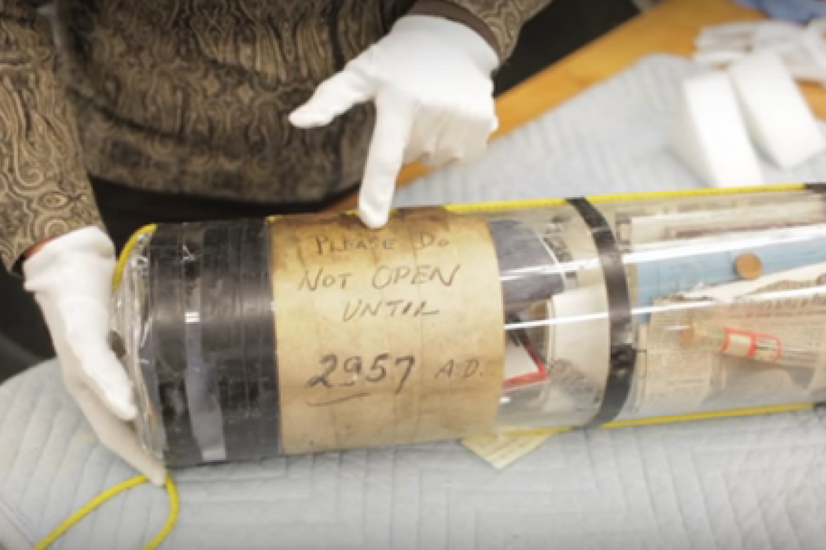 В Бостоне нашли капсулу с посланием для 2957 года. Видео В Бостоне нашли капсулу с посланием для 2957 года. Видео