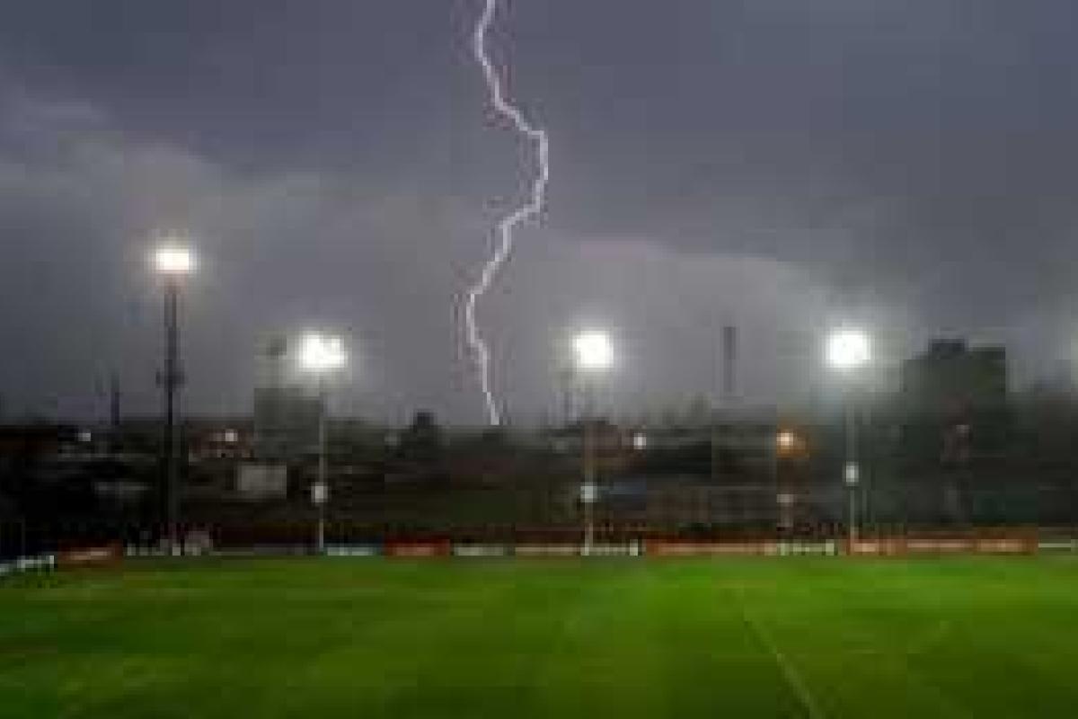 В Боливии молния убила футболиста во время матча  В Боливии молния убила футболиста во время матча