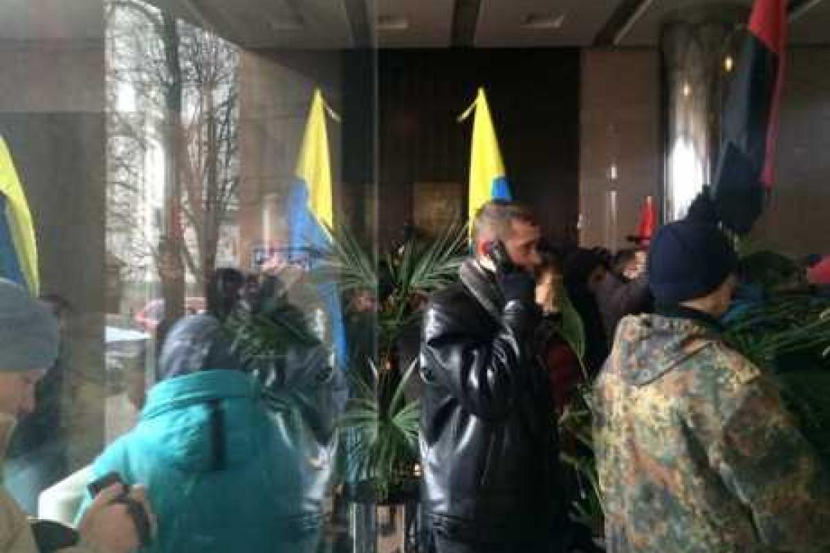 В Киеве участники Вече ворвались в офис Ахметова  В Киеве участники Вече ворвались в офис Ахметова