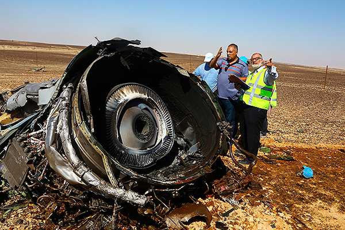 В обломках самолета А321 были найдены следы иностранной взрывчатки, - ФСБ