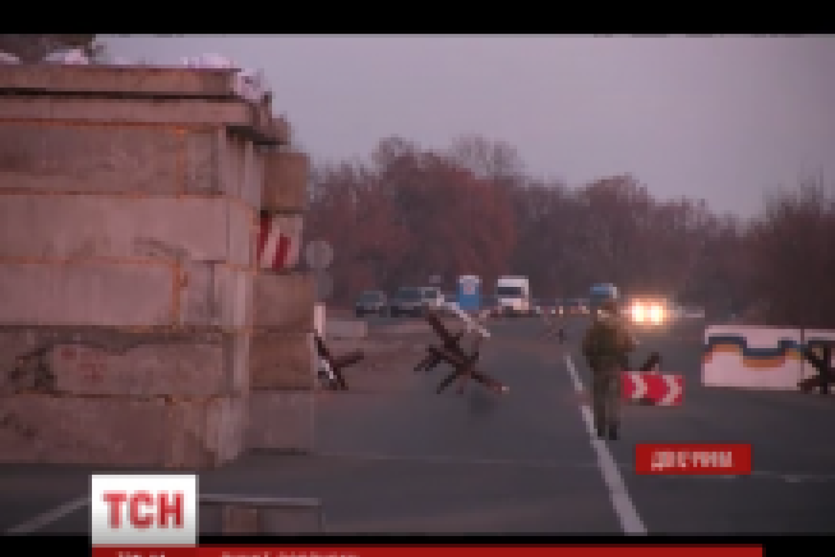 На Донетчине обойти очереди на блокпостах люди пытаются за взятки пограничникам