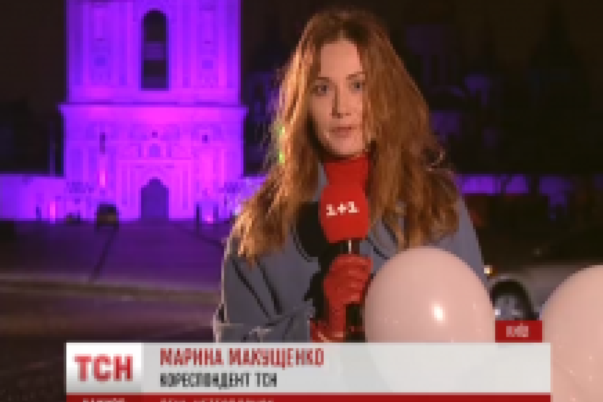 Софию Киевскую перекрасили в фиолетовый цвет. Видео