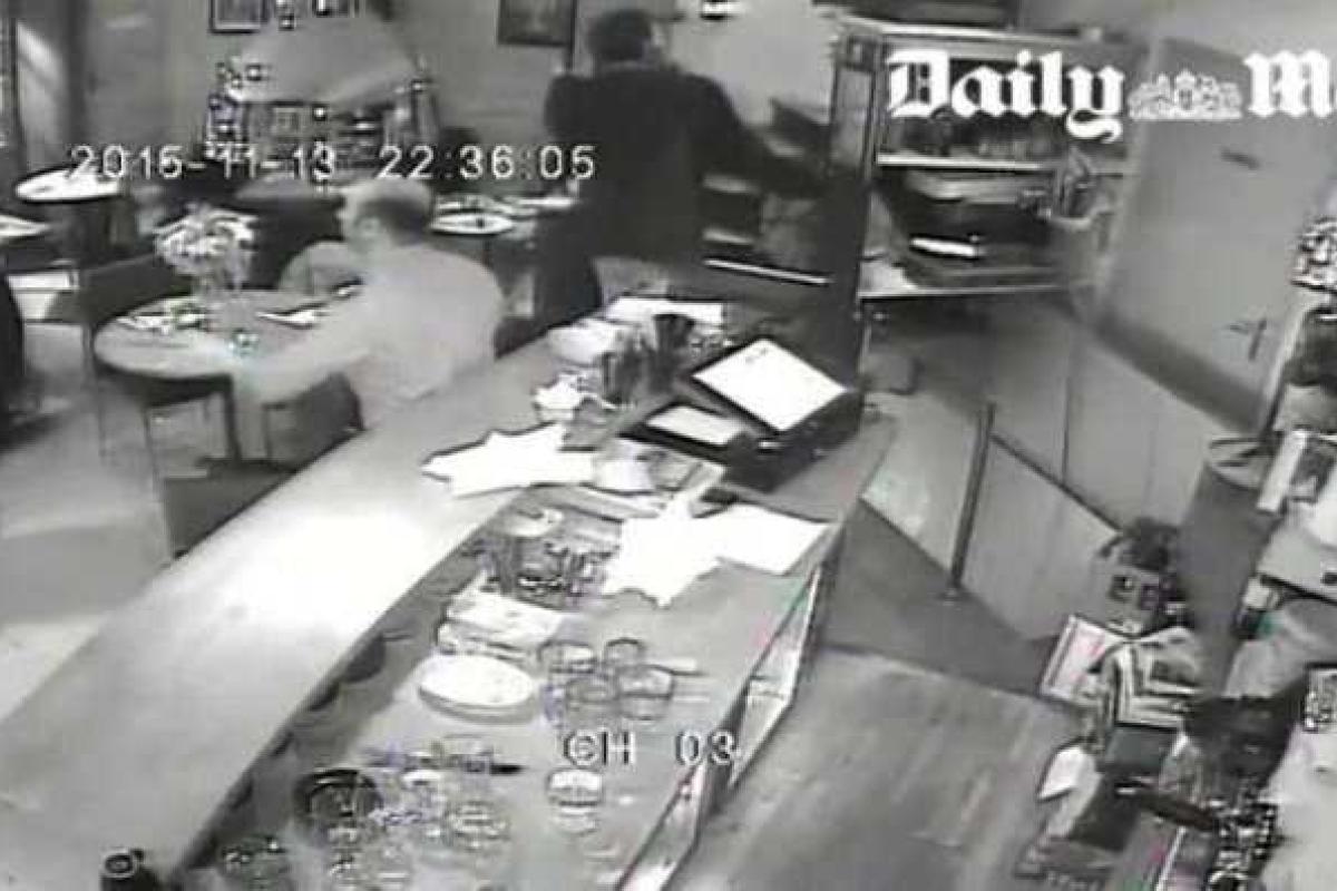 В сети появилось видео террористического акта в кафе Парижа В сети появилось видео террористического акта в кафе Парижа