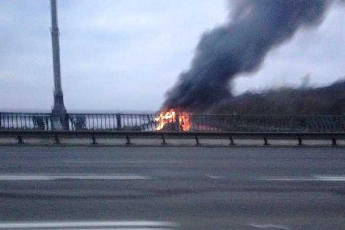 В Киеве горит плавучий ресторан на воде под названием «Веранда» В Киеве горит плавучий ресторан на воде под названием «Веранда»