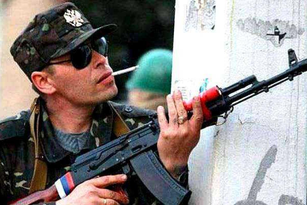 Боевики "ЛНР" грабят мирных жителей прямо на улицах города, - СМИ Боевики "ЛНР" грабят мирных жителей прямо на улицах города, - СМИ