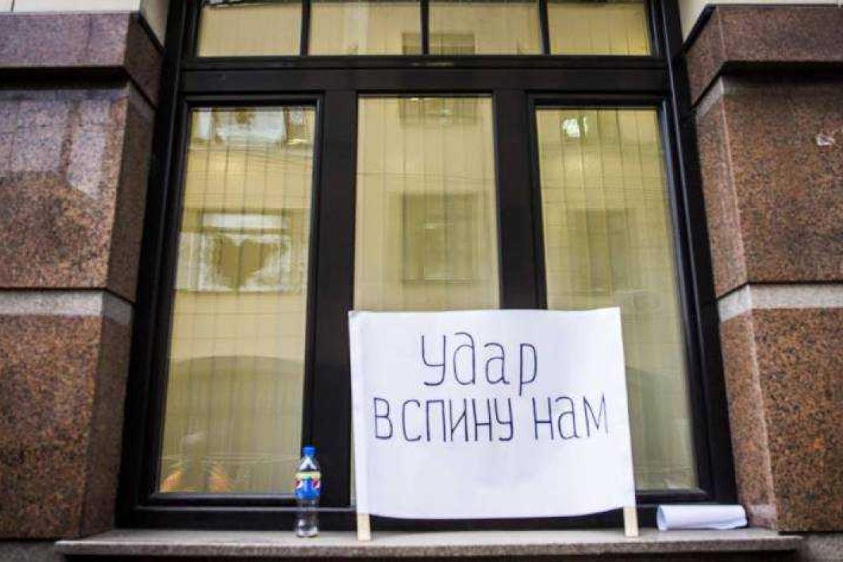 В Москве посольство Турции закидали камнями В Москве посольство Турции закидали камнями