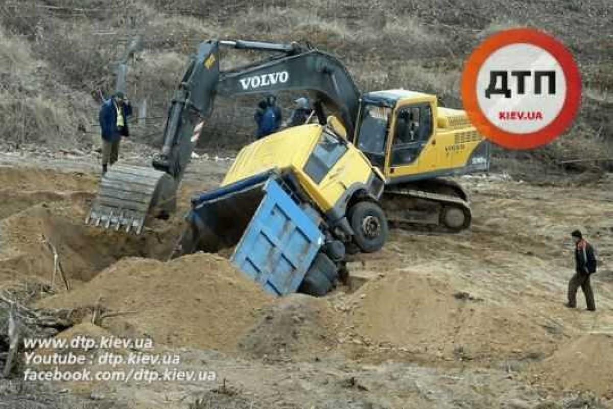 ЧП в Киеве: грузовик с песком провалился под землю ЧП в Киеве: грузовик с песком провалился под землю