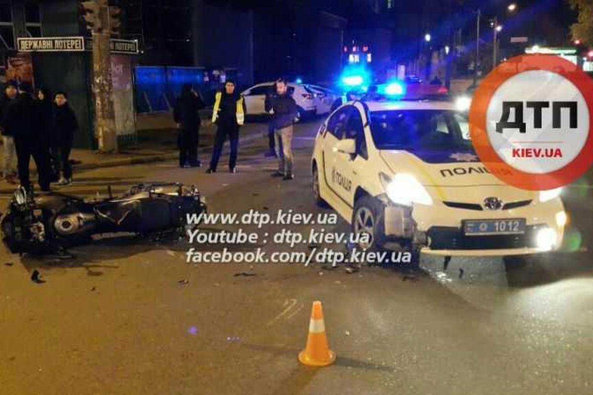 В Киеве мотоциклист столкнулся с  полицейский Prius В Киеве мотоциклист столкнулся с  полицейский Prius