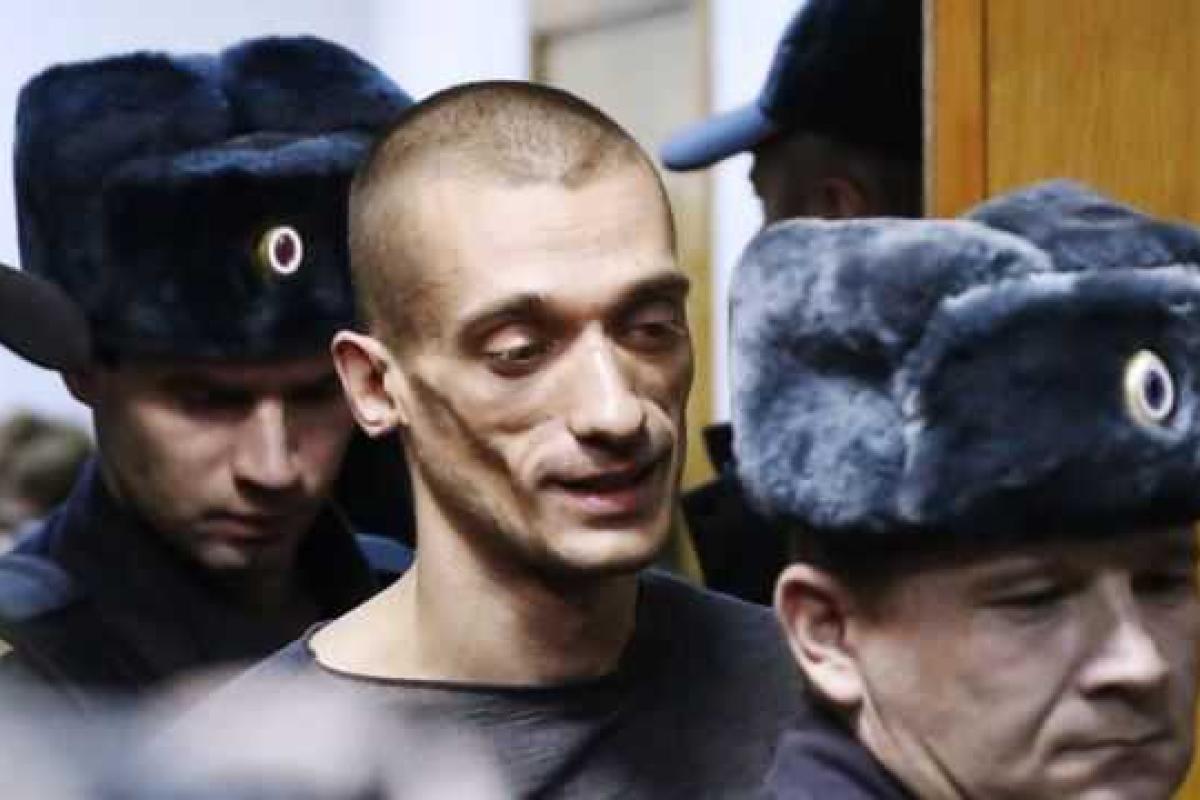 Российский художник потребовал от суда, чтобы его обвинили в терроризме Российский художник потребовал от суда, чтобы его обвинили в терроризме