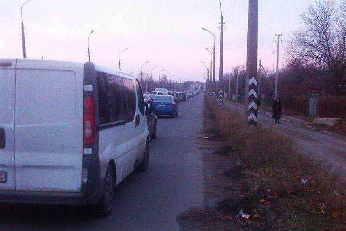 В сторону Артемовска очередь от поста "ДНР" в несколько рядов, - "Донбасс СОС".
