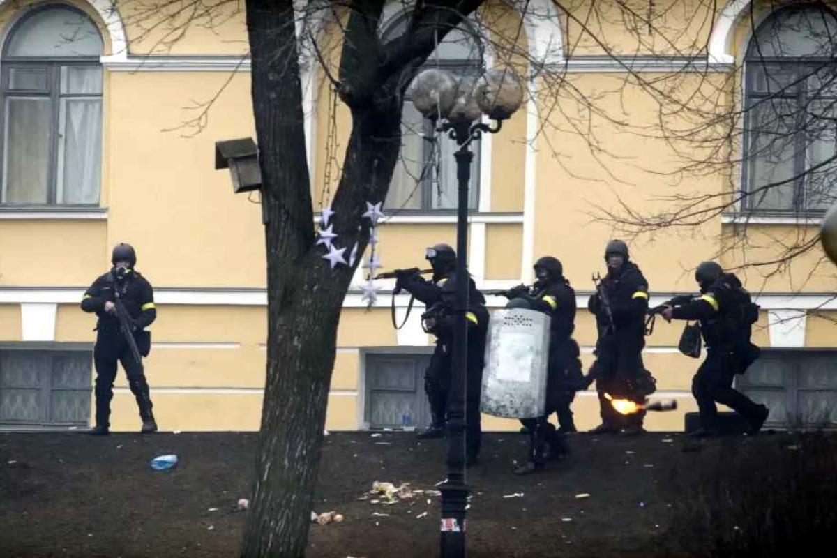 В сети появилось уникальное видео с передвижением "беркутовца" Аброськина во время расстрела Майдана В сети появилось уникальное видео с передвижением "беркутовца" Аброськина во время расстрела Майдана