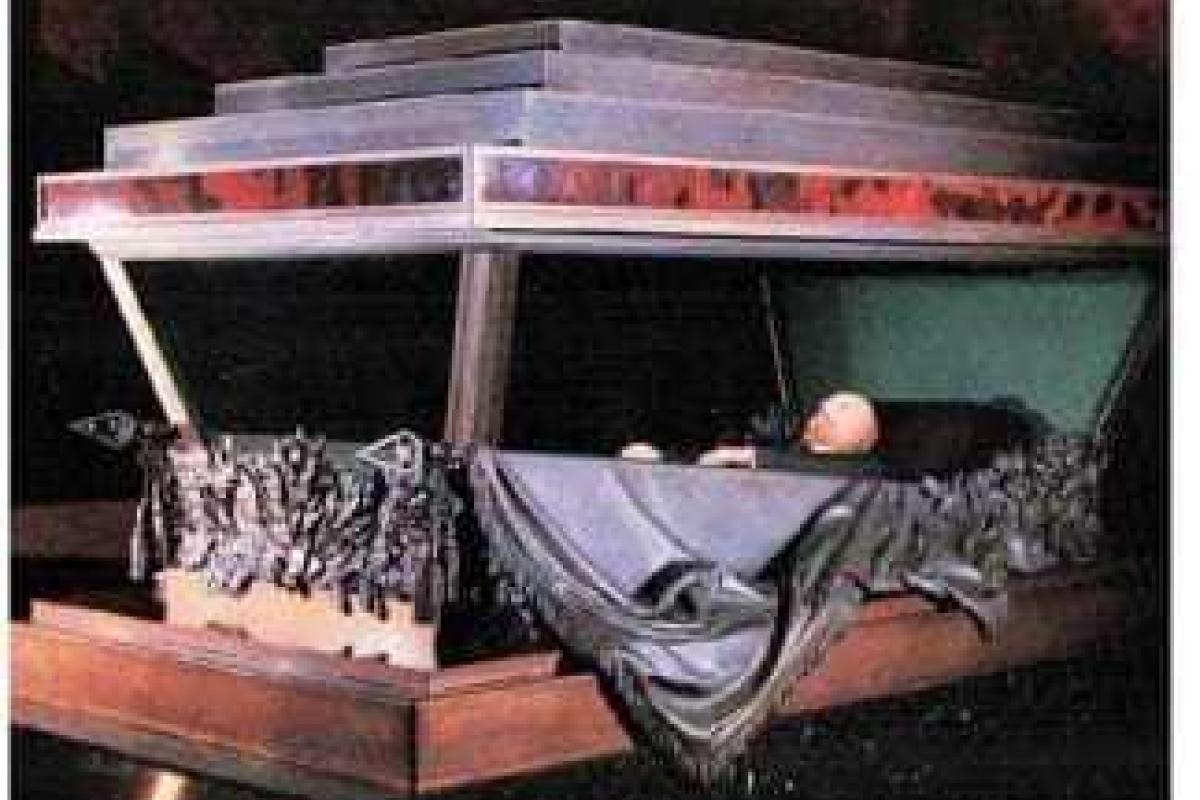 В центре Москвы поймали голого мужчину, рвавшегося к Ленину, - СМИ В центре Москвы поймали голого мужчину, рвавшегося к Ленину, - СМИ