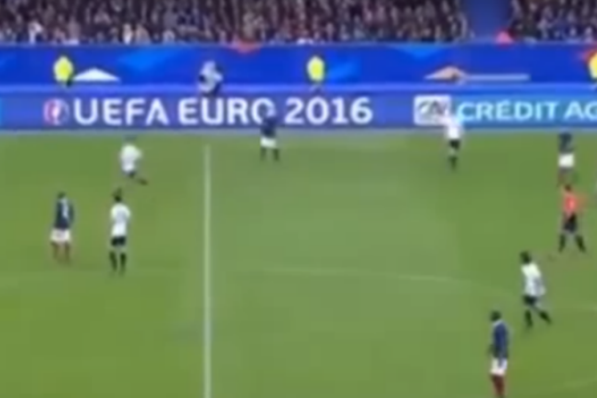 Момент взрыва на стадионе во Франции засняли на видео Момент взрыва на стадионе во Франции засняли на видео