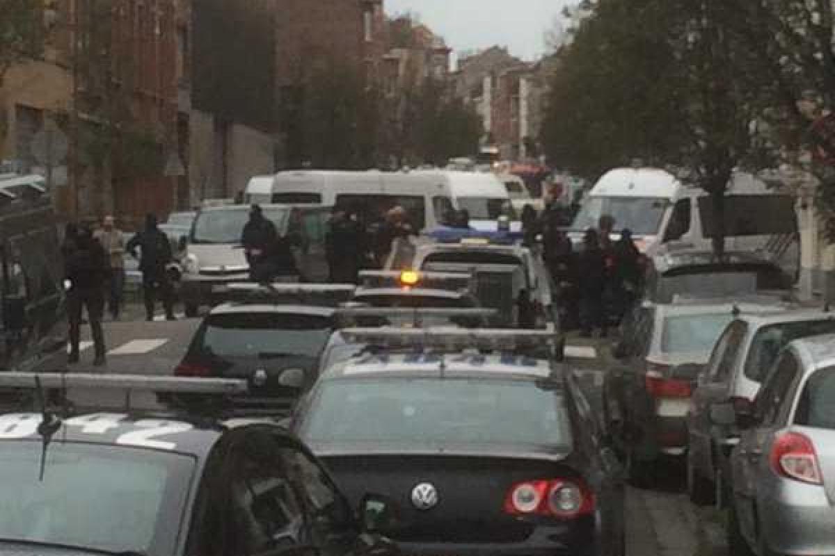 В Брюсселе, где сотрудники полиции проводят спецоперацию, слышны взрывы и стрельба