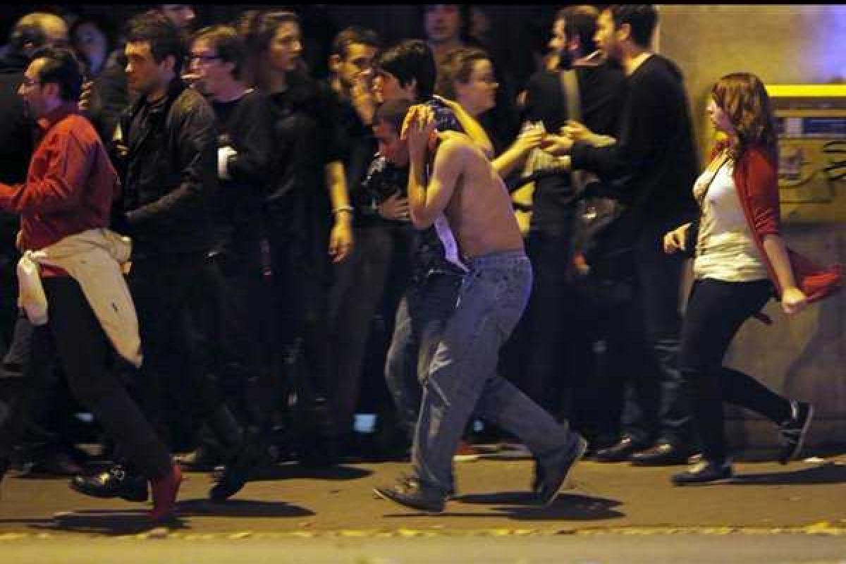 В сети появилось первое видео сразу после расстрела людей в ресторане в Париже В сети появилось первое видео сразу после расстрела людей в ресторане в Париже