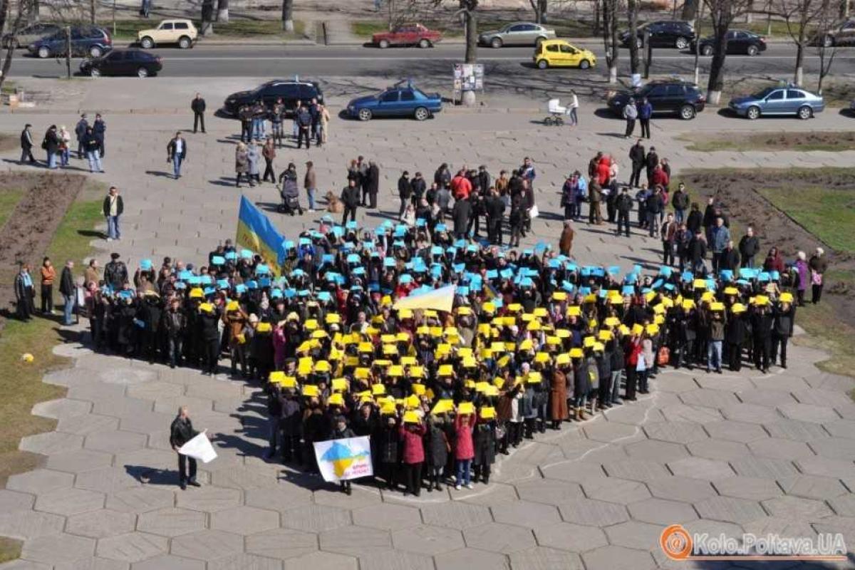 В центре Симферополя местные жители поют песню "Воины света". Видео В центре Симферополя местные жители поют песню "Воины света". Видео