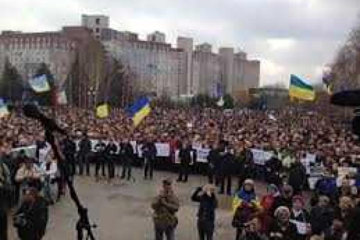 В Кривой Роге около здания городского совета образовался митинг. Видео В Кривой Роге около здания городского совета образовался митинг. Видео