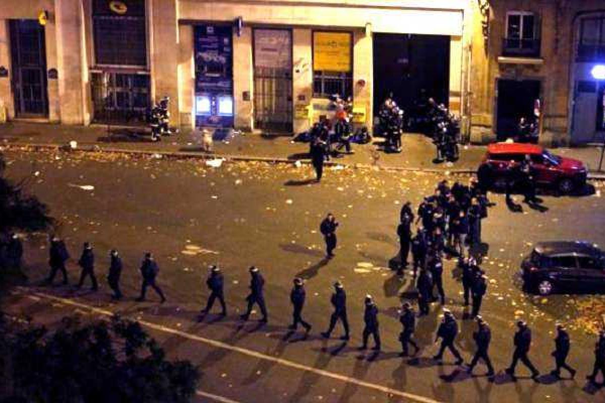 В сети появилось видео штурма французскими силовиками театра "Батаклан" В сети появилось видео штурма французскими силовиками театра "Батаклан"