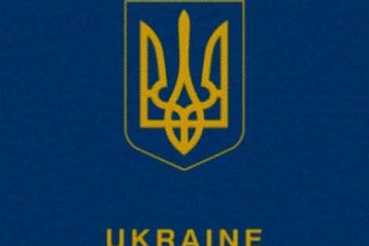 Порошенко принял петицию об отказе от русского языка в паспорте