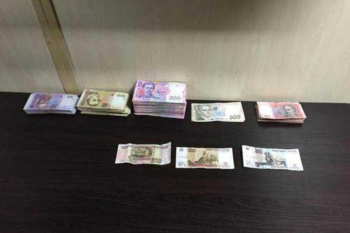 На КПВВ «Зайцево» правоохранители задержали курьера с деньгами для террористов На КПВВ «Зайцево» правоохранители задержали курьера с деньгами для террористов