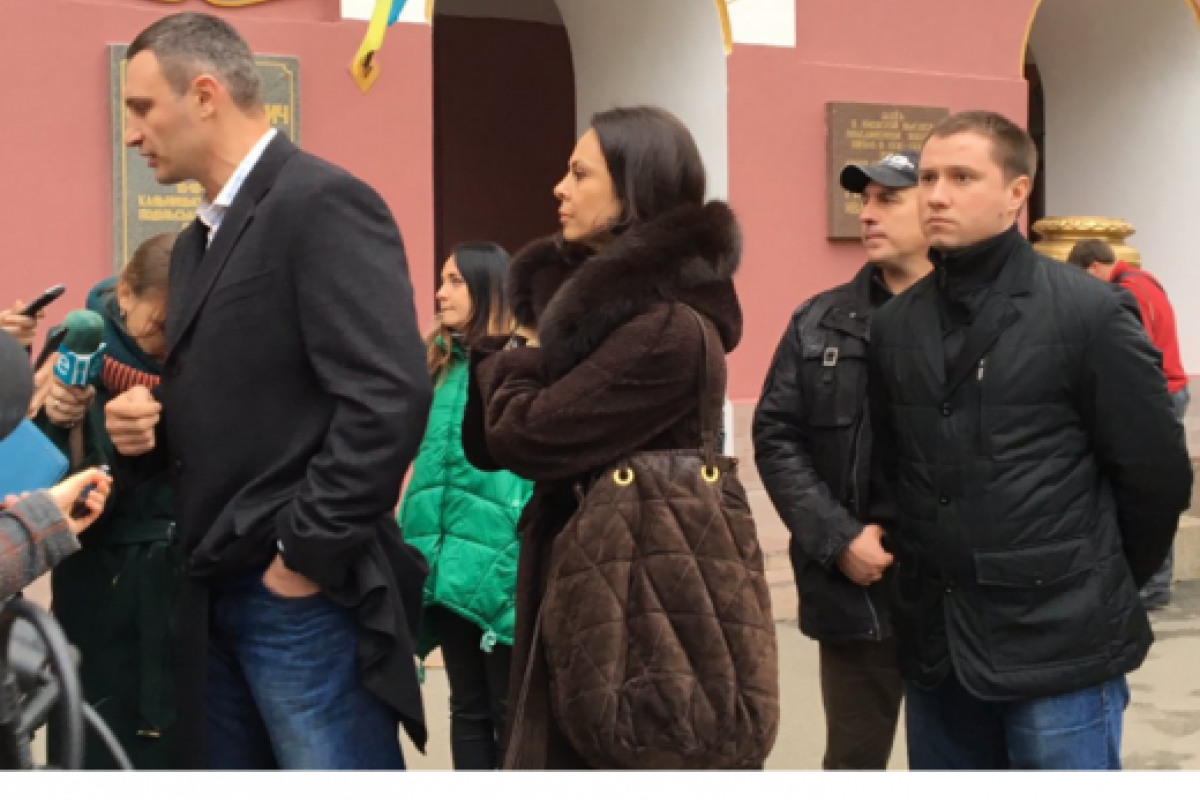 Виталия Кличко встречали на избирательном участке представительницы Femen Виталия Кличко встречали на избирательном участке представительницы Femen