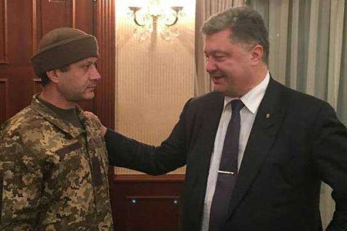 Встреча Порошенко с освобожденным из плена киборгом "Рахманом". Видео Встреча Порошенко с освобожденным из плена киборгом "Рахманом". Видео