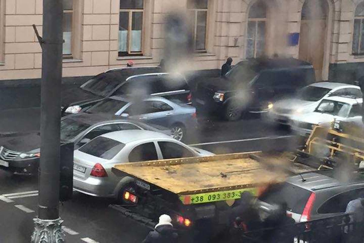 Сарган опубликовала фото, как эвакуаторы «расчистили» дорогу перед ВР Сарган опубликовала фото, как эвакуаторы «расчистили» дорогу перед ВР