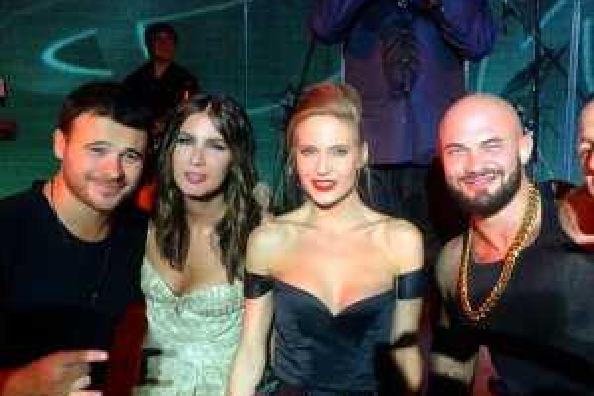 Глюкоза потрясла фанатов огромным декольте и показала грудь