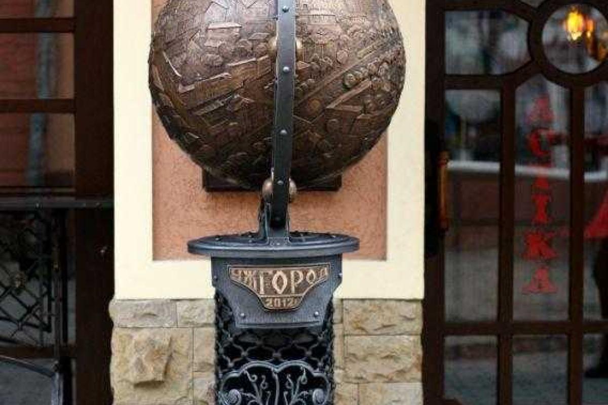 В Ужгороде украли шапку Деда Мороза из металлического глобуса