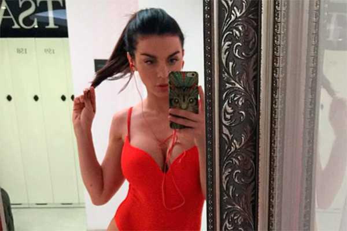 Певица Седокова продемонстрировала фигуру в купальнике Певица Седокова продемонстрировала фигуру в купальнике