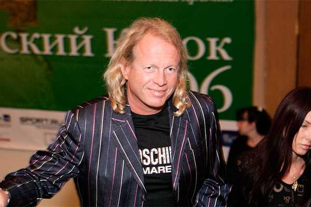 Певец Крис Кельми выпал со второго этажа и потерял много крови Певец Крис Кельми выпал со второго этажа и потерял много крови