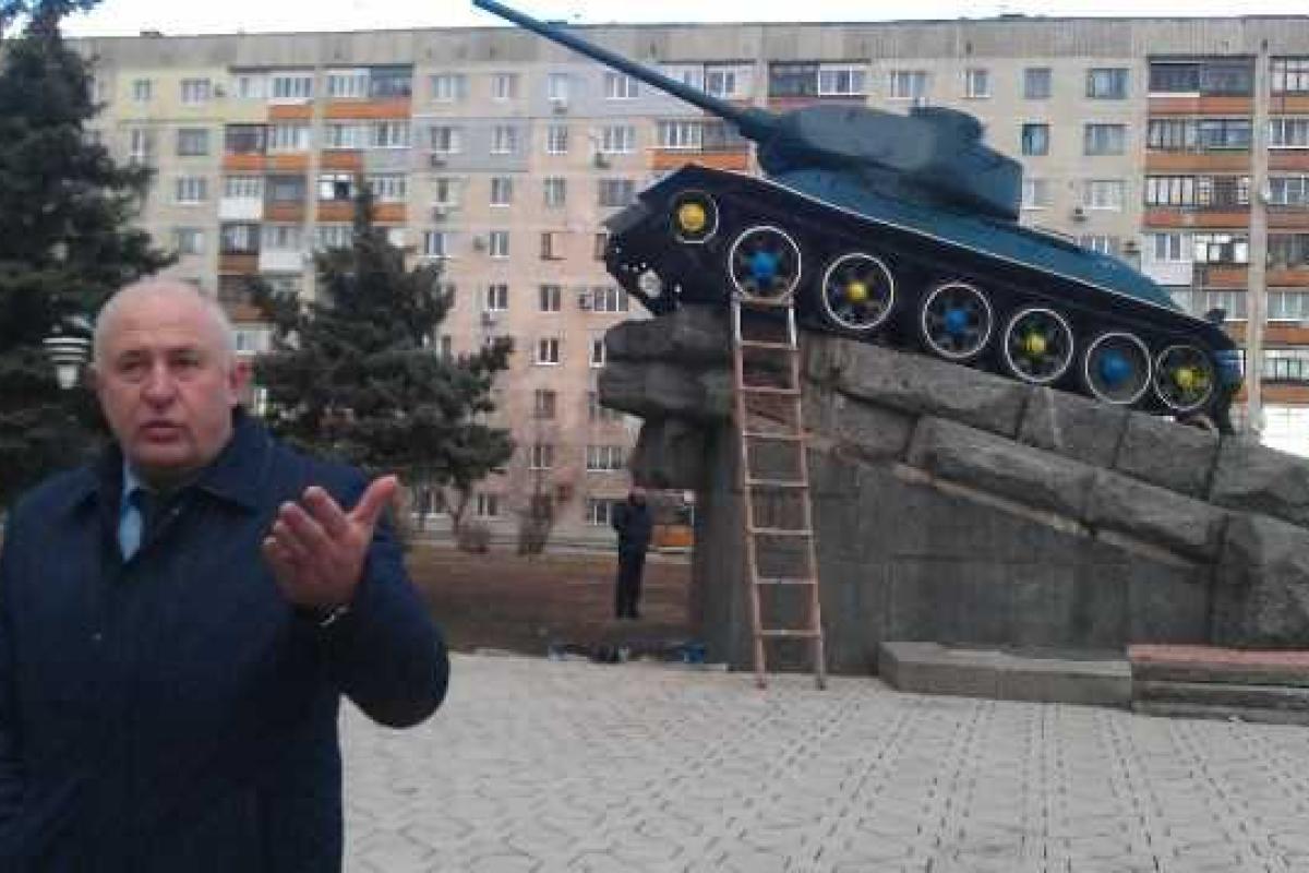 В Лисичанске патриотический танк снова перекрасили В Лисичанске патриотический танк снова перекрасили