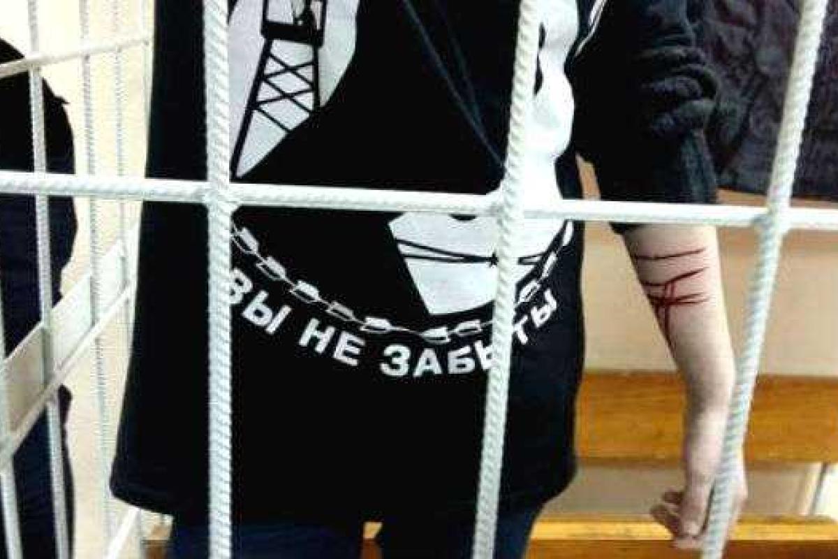 В Подольском суде подсудимые «Правого сектора» перерезали вены В Подольском суде подсудимые «Правого сектора» перерезали вены