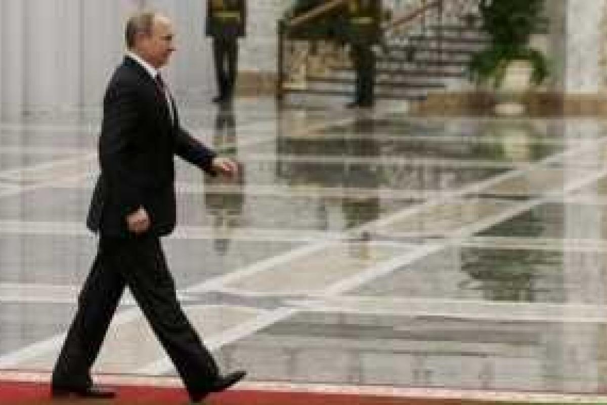 Западные СМИ раскрыли тайну необычной походки Путина Западные СМИ раскрыли тайну необычной походки Путина